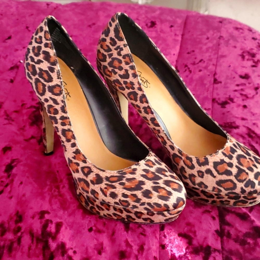 Leopard print platform pumps